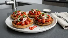 Freselle con pomodorini e alici: il pranzo estivo senza cottura, pronto in pochi minuti