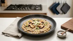Risotto ai funghi porcini cremoso: tostatura giusta e mantecatura al Parmigiano