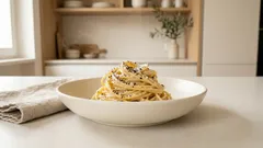Spaghetti cacio e pepe cremosi senza panna: il metodo semplice per una mantecatura perfetta