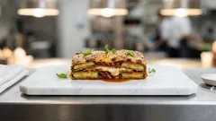 Parmigiana di zucchine gratinata: il trucco per farla compatta e cremosa