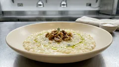 Risotto gorgonzola e noci: cremoso “all’onda” con una mantecatura perfetta