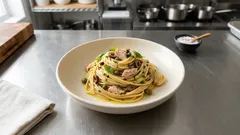 Spaghetti al tonno in bianco: pronti in pochi minuti, con olive e capperi