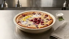 Clafoutis alle ciliegie: il dolce da forno cremoso che si prepara con pochi ingredienti